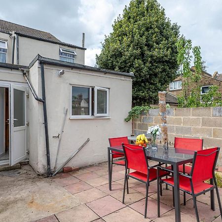 Beautiful 4 Bedrooms House, 7 Walk To Train Station Plumstead  Exterior photo